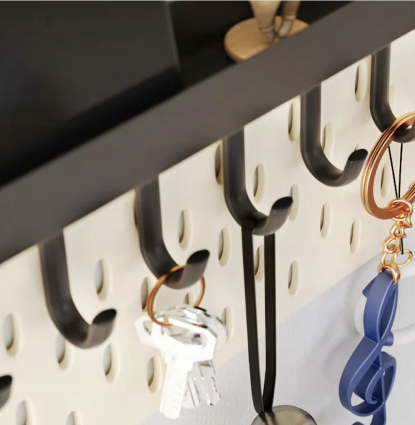 praktičen obešalnik za plašče s polico